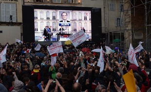 Des militants socialistes exultent après la victoire de François Hollande.