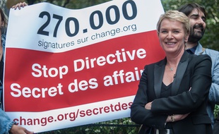 Elise Lucet de France Télévisions et Fabrice Arfi (à droite) lors d'une manifestation contre le secret des affaires en juin 2015.