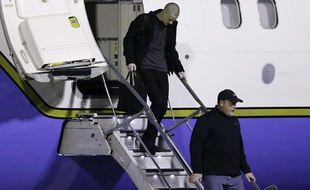 Matthew Miller (en haut), l'un des deux prisonniers américains libérés de Corée du Nord, de retour aux Etats-Unis, le 8 novembre 2014.