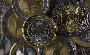 Une nette majorité de Français est favorable à la monnaie unique européenne, actuellement dans la tourmente provoquée par la crise de la dette souveraine, selon un sondage BVA réalisé pour le magazine Challenges, paru jeudi.