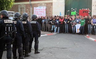 Des surveillants bloquent l'entrée de la prison de Fresnes, le 4 mai 2009.