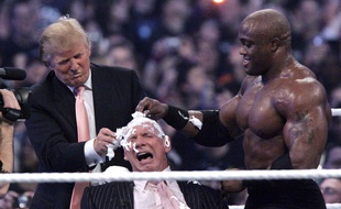 Donald Trump lors de son intervention remarquée pendant un combat WWE, en avril 2007.