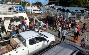 La barge reliant Grande-Terre et Petite-Terre à Mamoudzou (Mayotte).