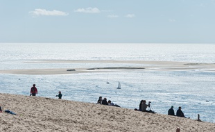Pyla-sur-Mer, 9 avril 2012. - Le site touristique de la dune du Pyla a l'entree du Bassin d'Arcachon. - Photo : Sebastien Ortola