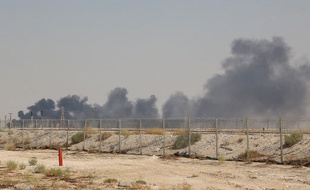 De la fumée s'échappe d'une installation pétrolière Aramco à Abqaiq e 14 septembre 2019, à environ 60 km au sud-ouest de Dhahran, dans la province orientale de l'Arabie saoudite. L'incendie est survenu après une attaque par drones revendiquée par les Houtis, des rebelles yéménites.