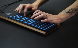 Le dispositif connecté développé par Joué permet de s'initier rapidement à la musique.