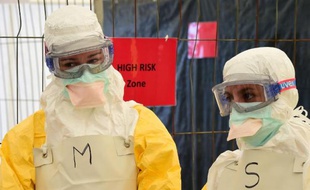 Des volontaires de MSF s'entraînent avant d'aller en Afrique traiter des malades du virus Ebola, à Bruxelles, le 1er octobre 2014