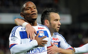 En raison de la longue absence de Nabil Fekir, Claudio Beauvue (ici aux côtés de Mathieu Valbuena) passe du statut de joker à celui de titulaire indiscutable.