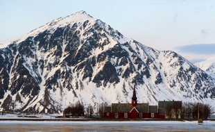 Une église traditionnelle norvégienne à Flakstad.