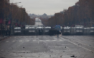 Les forces de l'ordre étaient déployées autour des Champs Elysées à Paris, le 1er décembre 2018, pour encadrer la manifestation des