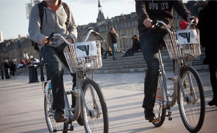 Illustration vélos, de V3, sur les quais de Bordeaux.