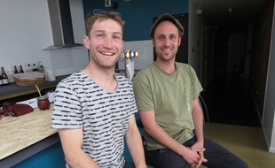 Les gérants, Alain Berhault et Samuel Boggio, assis devant le bar de l'auberge