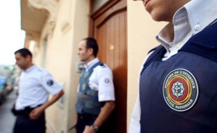 Des policiers en faction devant un immeuble