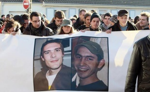 L'un des deux Français enlevés en janvier 2011 au Niger par des membres d'Aqmi a été exécuté par un ravisseur et l'autre est mort carbonisé dans l'incendie du 4x4 dans lequel il était prisonnier, affirme un membre d'Aqmi interrogé par un juge anti-terroriste français.