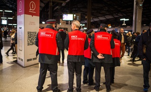 Des «gilets rouges» SNCF à la gare Saint-Lazare, le 13 janvier 2020.