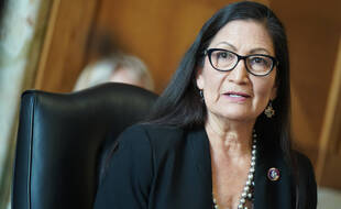 Confirmée à l'Intérieur dans le gouvernement Biden, Deb Haaland est la première ministre amérindienne des Etats-Unis.