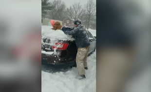 Un père de famille et son fils-raclette géante dans l'Ohio.