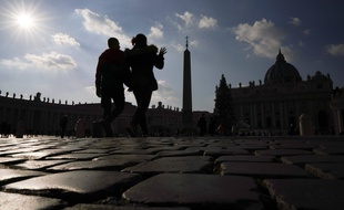 Des touristes sur la place Saint-Pierre au Vatican.