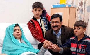 La famille de Malala, qui s'est rendue à Birmingham au chevet de l'adolescente blessée par les talibans, s'est réjouie vendredi du "miracle" de son rétablissement, se félicitant aussi de l'indignation suscitée par son agression au Pakistan, un "tournant" pour ce pays.