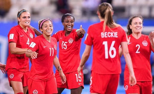 Regroupées autour de Nichelle Prince (numéro 15, auteure d'une passe décisive et un but), les Canadiennes ont survolé leur rencontre contre la Nouvelle-Zélande samedi