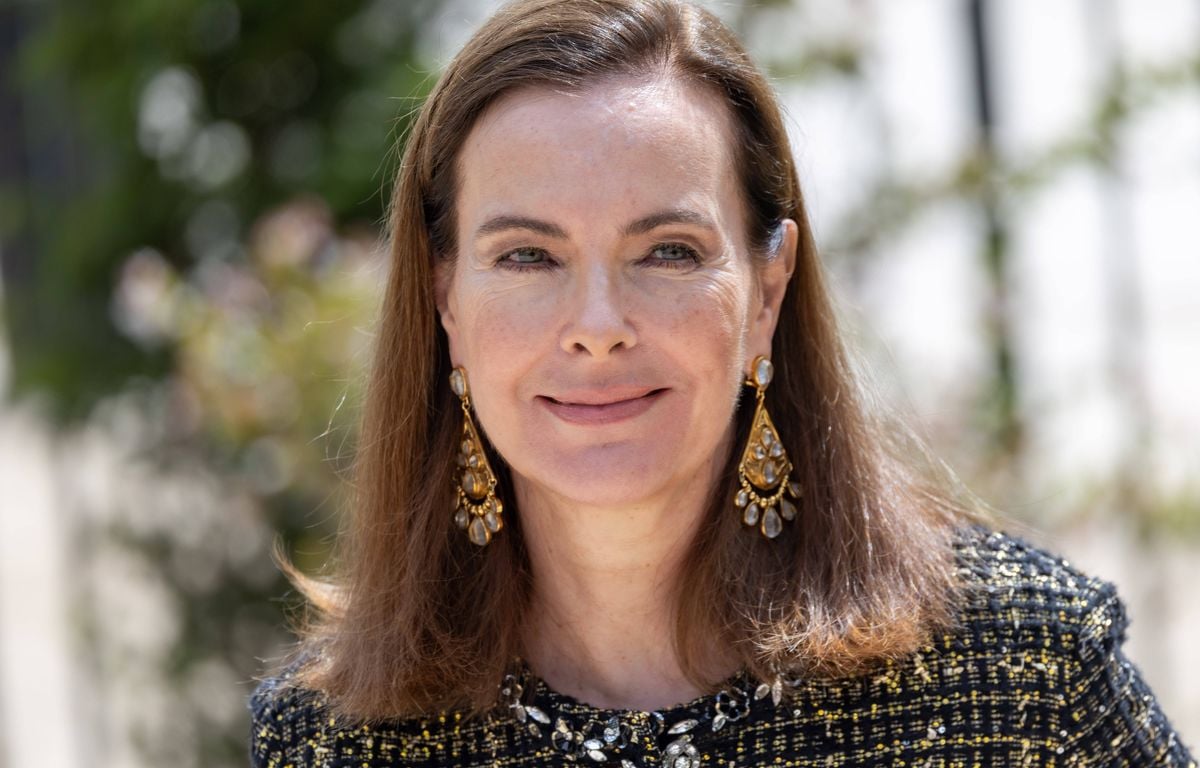 En plein spectacle, Carole Bouquet s'évanouit sur scène, mais « elle va bien »