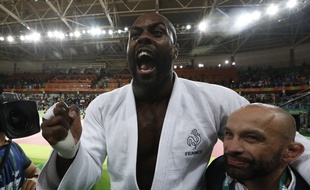 Teddy Riner célèbre son titre olympique