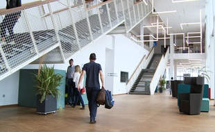 Le hall principal du bâtiment Mediacampus.