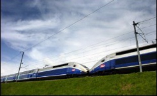 L'arrachement d'une caténaire est à l'origine de la panne du TGV La Rochelle-Paris qui a bloqué quelque 750 personnes en pleine chaleur en Touraine, a expliqué lundi sur France 2 le président de la SNCF Louis Gallois.