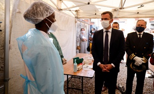 Le ministre de la Santé Olivier Véran en visite dans un centre de dépistage de Mantes-la-Jolie, où des plages horaires sont réservées au dépistage des publics prioritaires.