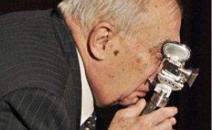 L'artiste, qui a tourné plus de 80 films pour le cinéma ou la télé, se donnait une image d'amuseur public « sans ego ». Sa ligne de conduite : ne jamais se prendre au sérieux.