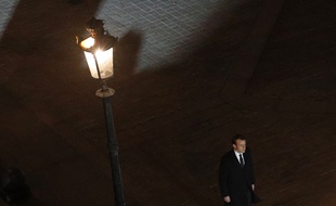 Le président élu Emmanuel Macron arrive sur la scène de l'estrade place de la Pyramide du Louvre, pour prononcer son discours, le dimanche 7 mai 2017.