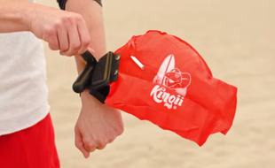Le bracelet-sauveteur « Kingii », créé par une start-up américaine, renferme une bouée de sauvetage qui peut vous sauver de la noyade.
