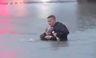 Capture d'écran d'une vidéo montrant le reporter de KTRK-TV Steve Campion ramener un conducteur sur la berge, à Houston (Texas).