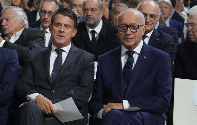 Le ministre sortant des Outre-mer, Manuel Valls, et l’ancien président du Conseil constitutionnel, Laurent Fabius, faisaient partie des invités pour l’hommage rendu à l’ancien garde des Sceaux et président du Conseil constitutionnel Robert Badinter. Derrière eux, on aperçoit les anciens ministres de la Justice Eric Dupond-Moretti et Didier Migaud.