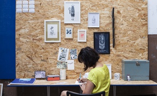 Dans son atelier, Emilie Ettori croque les différents quartiers de Lyon vus du ciel.