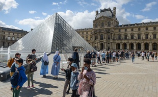 L'obligation du port du masque en extérieur devrait en premier lieu concerner les quais de Seine, les berges du canal Saint-Martin les marchés à ciel ouvert, les abords des gares puis, dans un second temps, les lieux touristiques tels que les abords des musées (photo d'illustration)