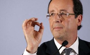 Accusé par la droite de n'être qu'un "commentateur irresponsable" du G20 et de la crise, le candidat PS à l'Elysée François Hollande a sonné l'heure de la contre-offensive en esquissant mercredi les contours de son programme économique, alors qu'il cherche encore son rythme de campagne.