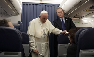 Le Vatican a retiré lundi la référence à la "psychiatrie" dans la déclaration faite la veille par le pape François, interrogé sur l'homosexualité, soulignant que le souverain pontife ne voulait pas évoquer cette question comme "une maladie psychiatrique".