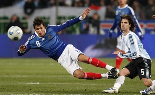 France's Yoann Gourcuff (L) challenges Argentina's Fernando Gago during their international friendly soccer match at the Velodrome stadium in Marseille February 11, 2009. REUTERS/Philippe Laurenson (FRANCE)