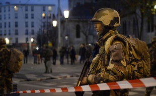 Un militaire français dans les rues de Saint-Denis (Seine-Saint-Denis), le 18 novembre 2015.