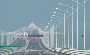 Une du pont Hong Kong-Zhuhai-Macao depuis une île artificielle.