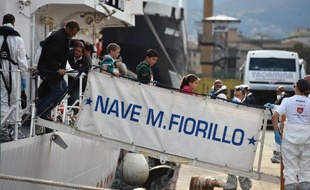 Des migrants sauvés dans le cadre de l'opération italienne Mare Nostrum débarquent à Palerme le 20 octobre 2014