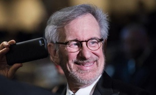 Steven Spielberg posera à partir de mercredi son regard de vétéran d'Hollywood sur le festival de Cannes et son exigente sélection de films d'auteur, mais assure qu'il n'a aucun préjugés et qu'il sera un président du jury tout à fait "démocratique".