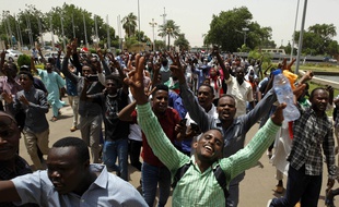 Des manifestants pro-démocratie célèbrent l'accord de transition, à Khartoum, le 4 août.