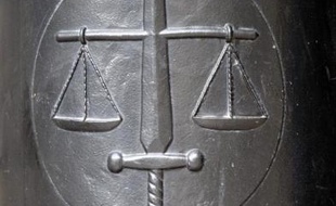 Relief au Palais de Justice de Paris, représentant le glaive et la balance de la justice
