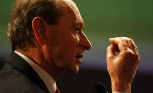 Bertrand Delanoë, maire PS de Paris et candidat à une deuxième mandat, a présenté dimanche son programme 2008-2014, axé sur le logement et la "circulation propre" et fondé sur les principes de "diversité, innovation et éthique démocratique".