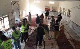 Les secours mesurent les dégâts après l'attentat dans une mosquée chiite à Shikarpur vendredi 30 janvier 2015.