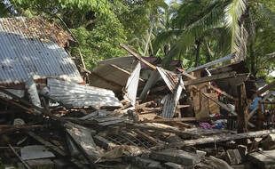 Des maisons en tôle n'ont pas résisté au séisme aux Philippines le 18 août 2020.