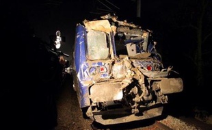 Quarante personnes ont été blessées, dont treize hospitalisées, dans la collision survenue lundi après-midi entre un Train express régional (TER) et un camion sur un passage à niveau automatique entre Rennes et Saint-Malo (Ille-et-Vilaine), selon la préfecture.