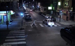 Capture d'image d'une vidéo de surveillance diffusée le 8 janvier 2016 par la police de Philadelphie et montrant un homme tirant sur un policier dans sa voiture